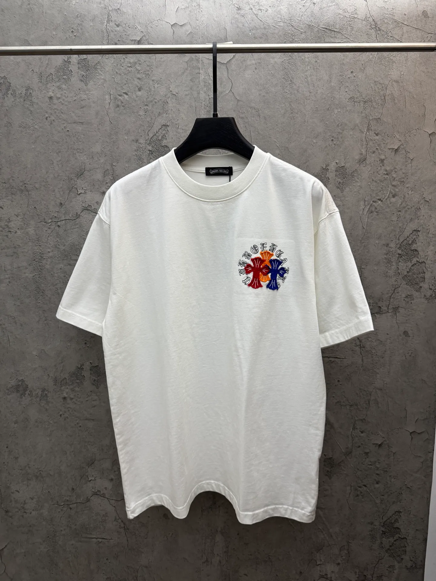P180 top version, real shot without P, ​​different from market currency) 𝗖𝗵𝗿𝗼𝗺𝗲 𝗛𝗲𝗮𝗿𝘁𝘀/Croxin 2026 spring new original single counter American laser burnt patch embroidered couple short sleeves 👑The highest version! Customized fabric 300 grams, best-selling model at the counter, very comfortable to wear. Accessories: original molded and authenticated collar label ➕ 100% silk wash water label. Genuine purchase-grade original hangtag➕matching hanging rope➕3D hanging beads➕original packaging bag. Craftsmanship: The original version has consistent wiring! The highest version of the armhole matching technique! Color: White Black Size: S M L XL Style No.: 26-2031